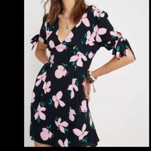 Narrated floral print mini tea dress